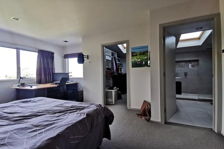 Photo of property in 41 Dress Circle, Newlands, Wellington, 6037