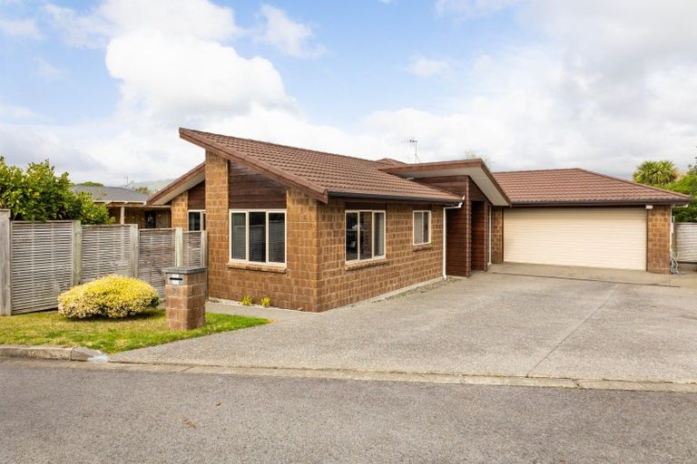 Photo of property in 28 Simpson Crescent, Raumati Beach, Paraparaumu, 5032