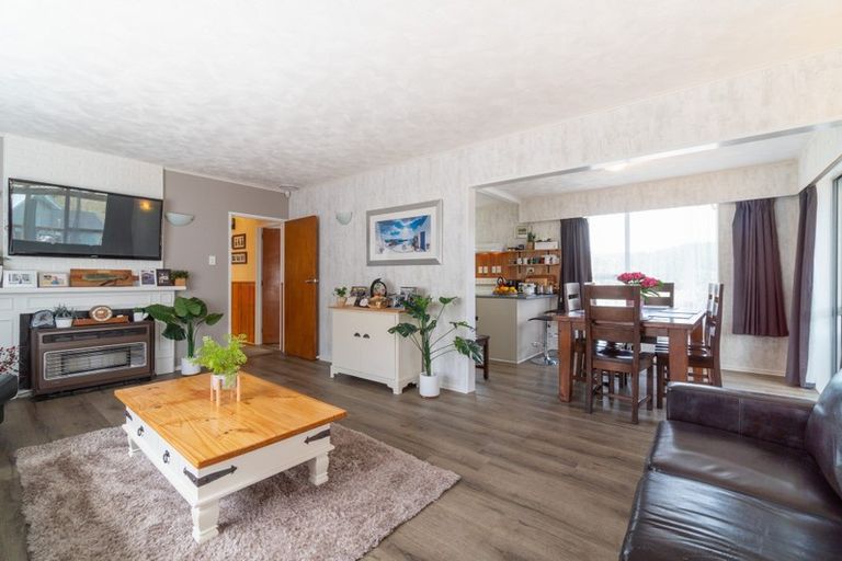 Photo of property in 116 Taylor Terrace, Tawa, Wellington, 5028