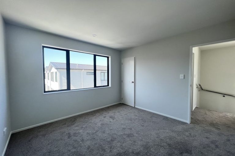 Photo of property in 1 Camelot Place, Glenfield, Auckland, 0629