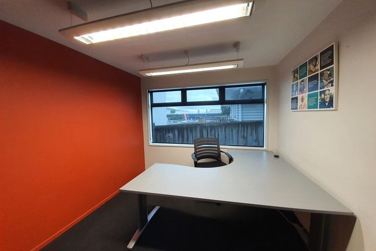 Photo of property in 1/108 Lincoln Road, Henderson, Auckland, 0610