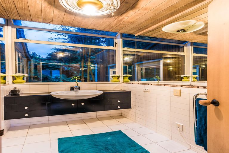 Photo of property in 412 Scenic Drive, Waiatarua, Auckland, 0612