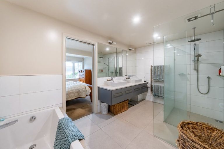 Photo of property in 42 Pretoria Road, Karaka Bays, Wellington, 6022