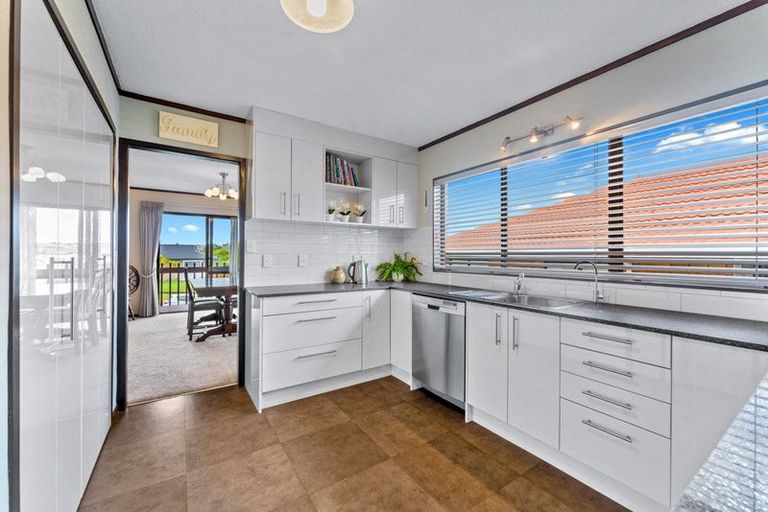 Photo of property in 18 Kennedy Avenue, Forrest Hill, Auckland, 0620