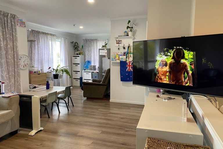 Photo of property in 2/366a Glenfield Road, Glenfield, Auckland, 0629