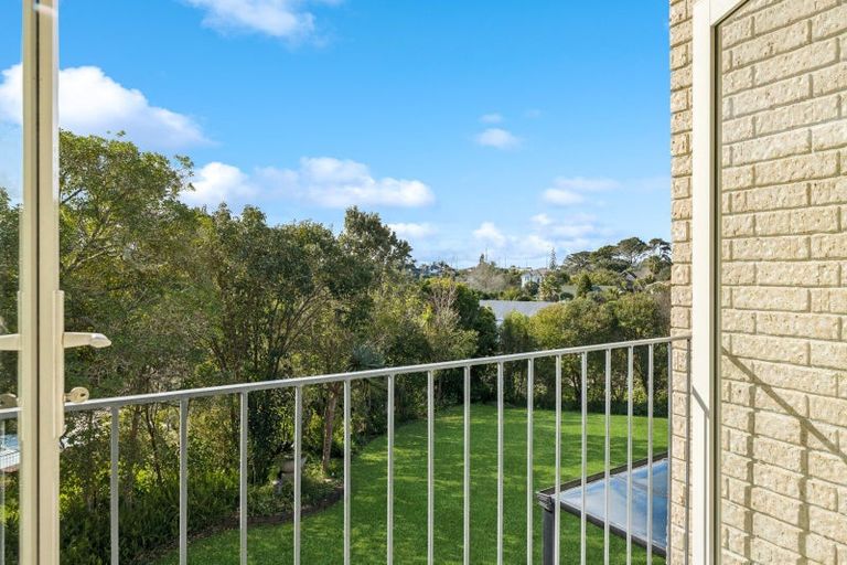Photo of property in 16 Almond Grove, Greenhithe, Auckland, 0632