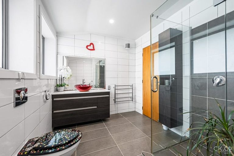 Photo of property in 10 Cottle Park Drive, Normandale, Lower Hutt, 5010