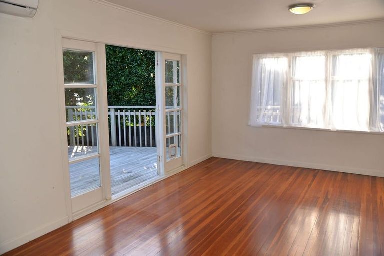 Photo of property in 1/190 East Coast Road, Forrest Hill, Auckland, 0620