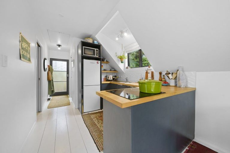 Photo of property in 20 Kellsmere Crescent, Island Bay, Wellington, 6023