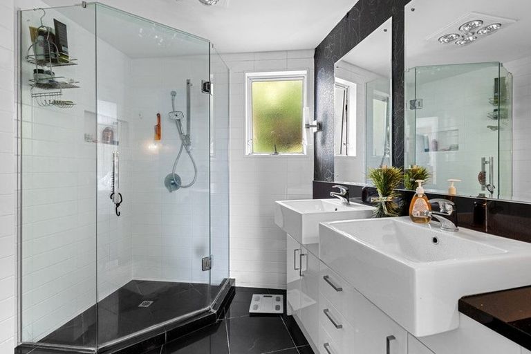 Photo of property in 28 Murano Place, Chatswood, Auckland, 0626