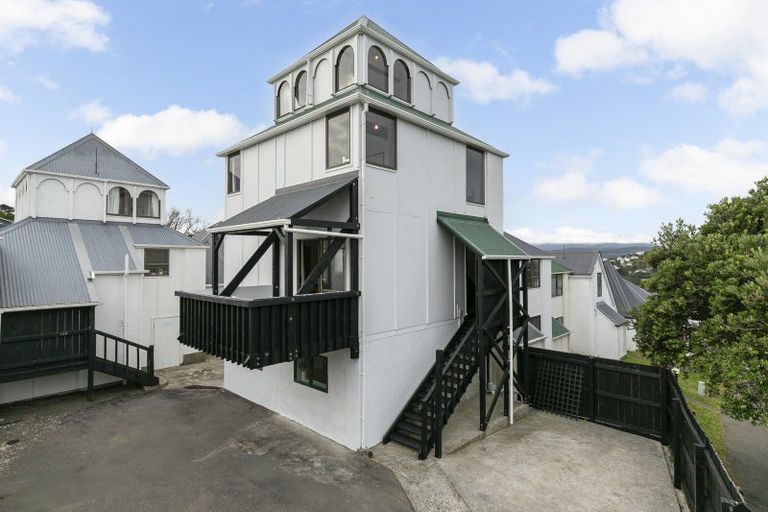 Photo of property in 140 Akaroa Drive, Maupuia, Wellington, 6022