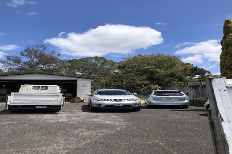 Photo of property in 125 Millbrook Road, Sunnyvale, Auckland, 0612