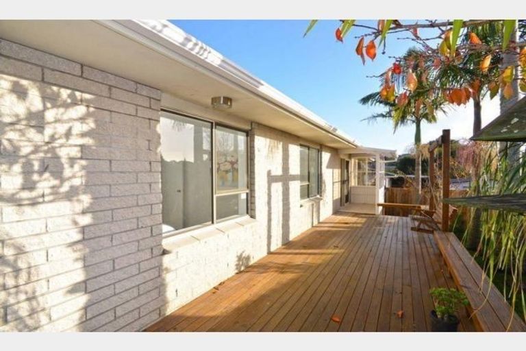 Photo of property in 2/3 Barron Drive, Green Bay, Auckland, 0604