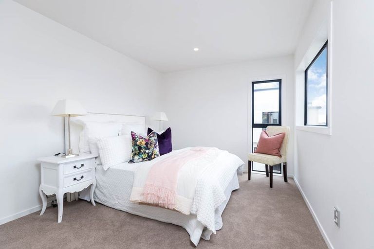 Photo of property in 14 Korama Lane, New Lynn, Auckland, 0600