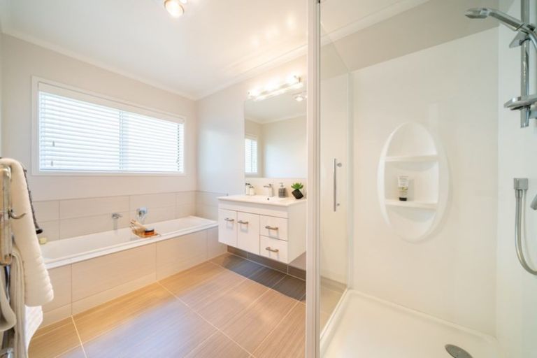 Photo of property in 29 Mt Marua Drive, Timberlea, Upper Hutt, 5018