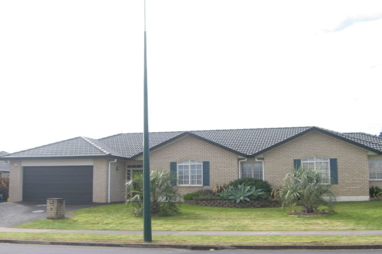 Photo of property in 26 Moyrus Crescent, East Tamaki Heights, Auckland, 2016