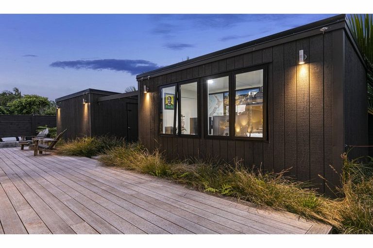 Photo of property in 11 Kelmore Place, Schnapper Rock, Auckland, 0632