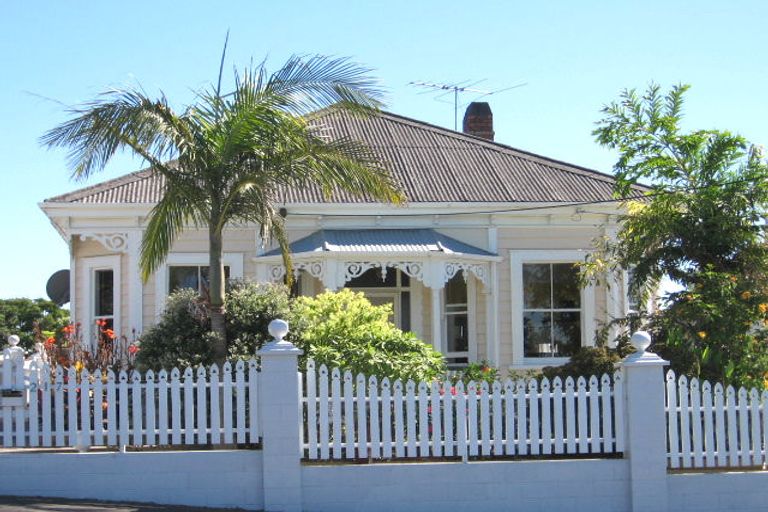 Photo of property in 217a Onewa Road, Birkenhead, Auckland, 0626