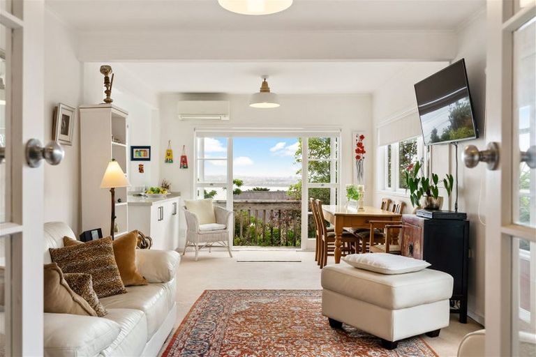 Photo of property in 1/94 Island Bay Road, Beach Haven, Auckland, 0626