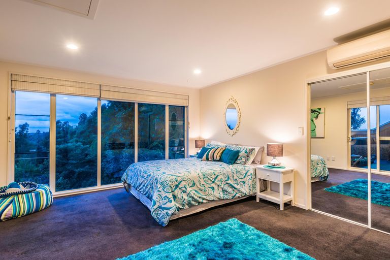 Photo of property in 412 Scenic Drive, Waiatarua, Auckland, 0612