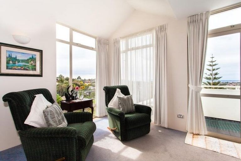 Photo of property in 34 King Richard Place, Browns Bay, Auckland, 0630