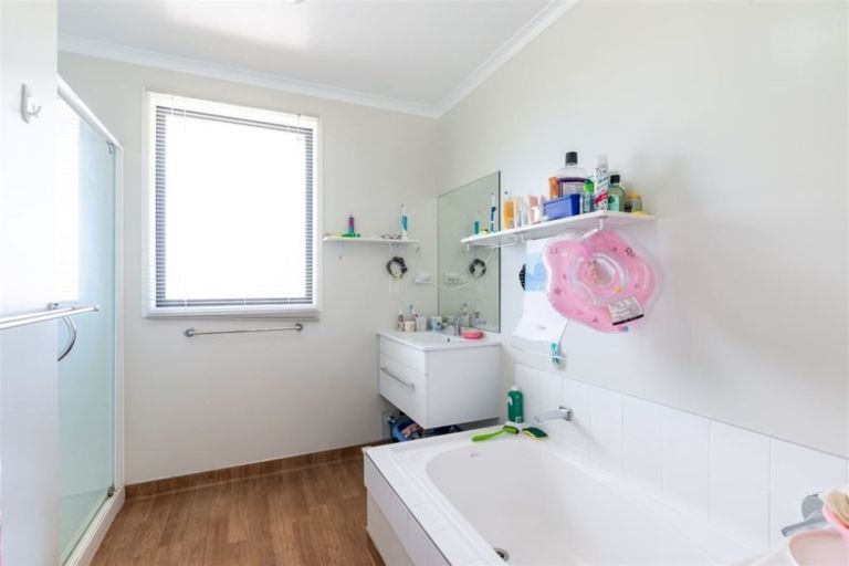 Photo of property in 24 Denver Avenue, Sunnyvale, Auckland, 0612