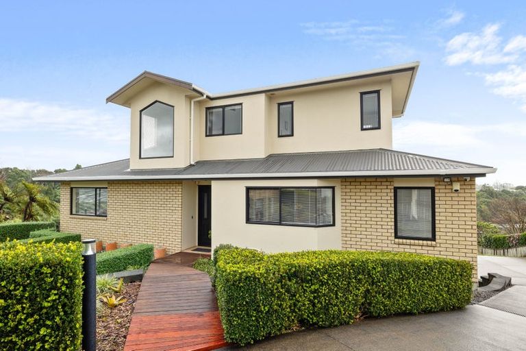 Photo of property in 10 Larsen Place, Merrilands, New Plymouth, 4312
