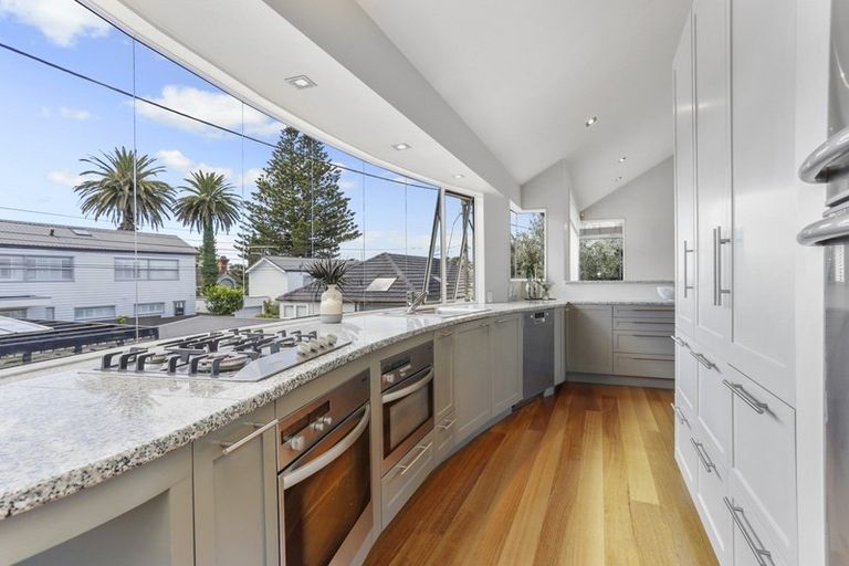 Photo of property in 2/43 Princes Street, Northcote Point, Auckland, 0627