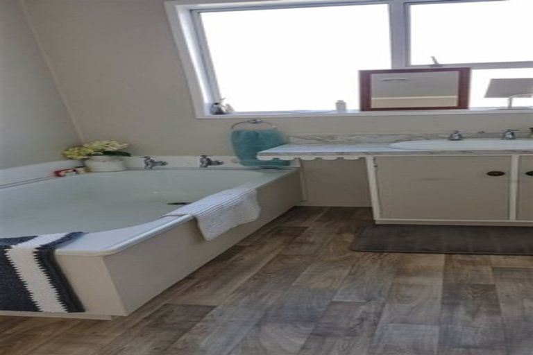 Photo of property in 2 Winiata Place, Otaki, 5512