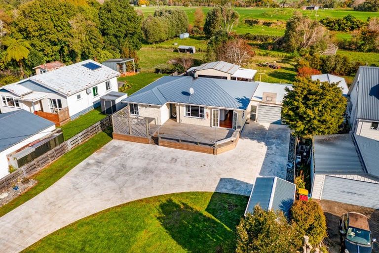 Photo of property in 16 Cumming Street, Okato, 4335