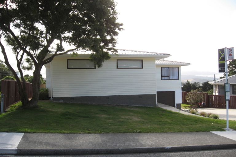 Photo of property in 54 Link Road, Newlands, Wellington, 6037
