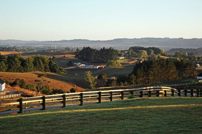 Photo of property in 21 Bush Road, Waiatarua, Auckland, 0604