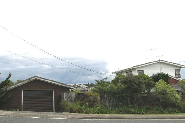 Photo of property in 2/1084 Beach Road, Torbay, Auckland, 0630