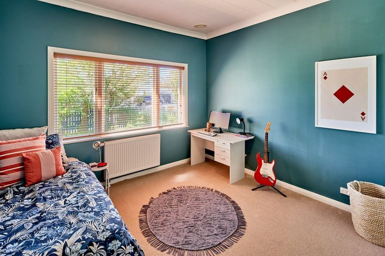 Photo of property in 2 Roxburgh Grove, Petone, Lower Hutt, 5012