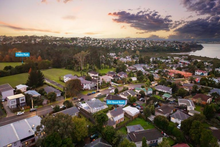Photo of property in 305 Royal Road, Massey, Auckland, 0614