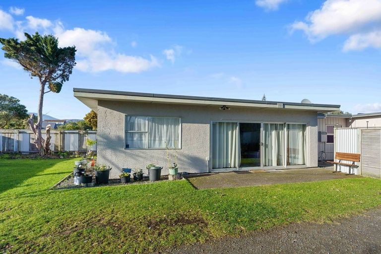 Photo of property in 16 Eruini Street, Waikanae Beach, Waikanae, 5036