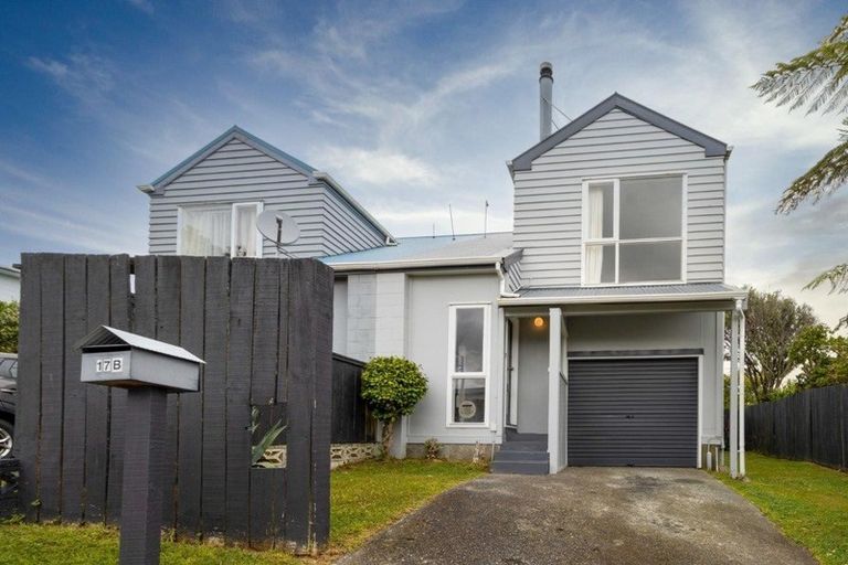 Photo of property in 17b Colchester Crescent, Newlands, Wellington, 6037