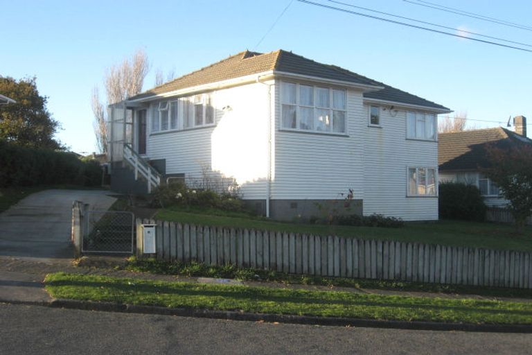 Photo of property in 15 Cornwall Crescent, Cannons Creek, Porirua, 5024