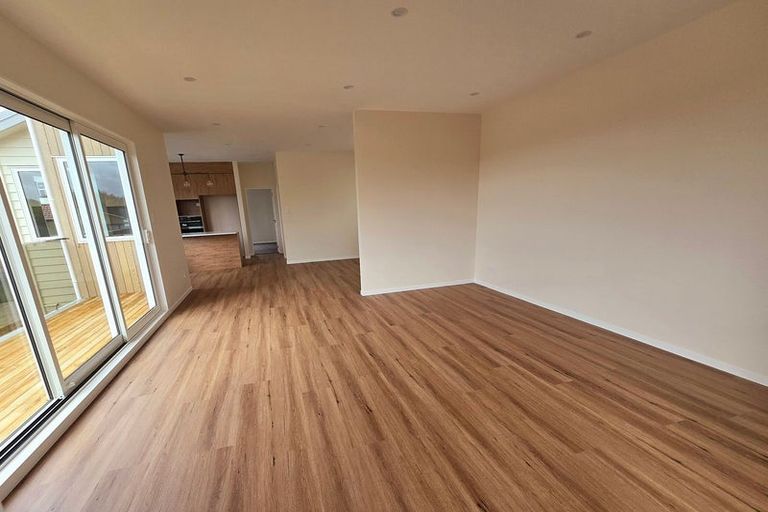 Photo of property in 1c Taupiko Place, Green Bay, Auckland, 0604