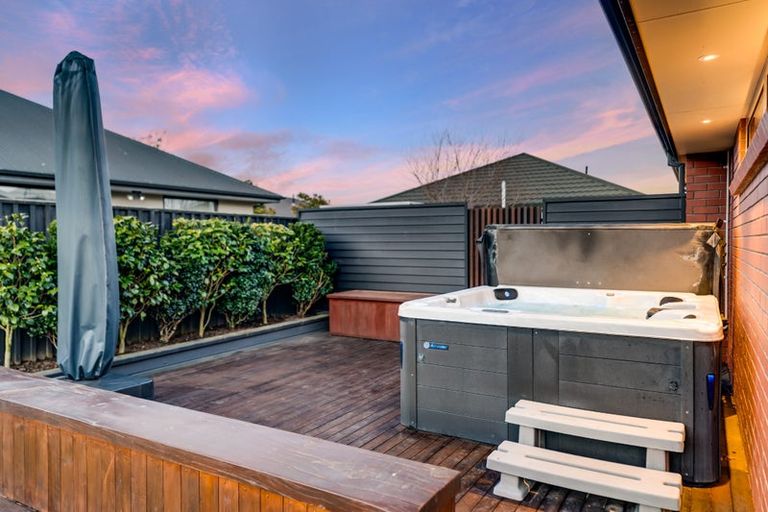 Photo of property in 18 Westpark Drive, Burnside, Christchurch, 8053