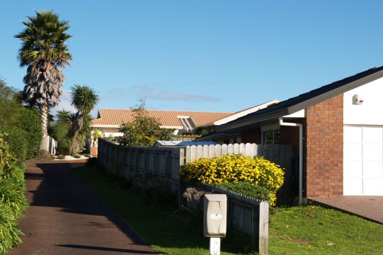 Photo of property in 8 Simon Owen Place, Golflands, Auckland, 2013