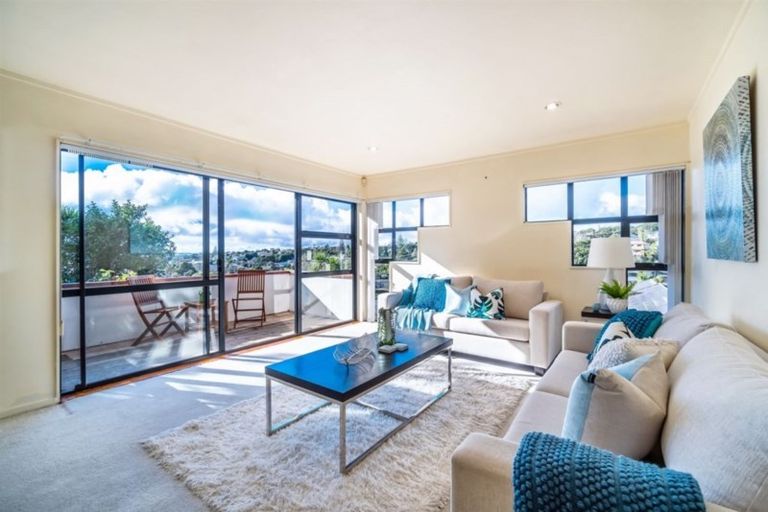 Photo of property in 2/41 Greenvalley Rise, Glenfield, Auckland, 0629