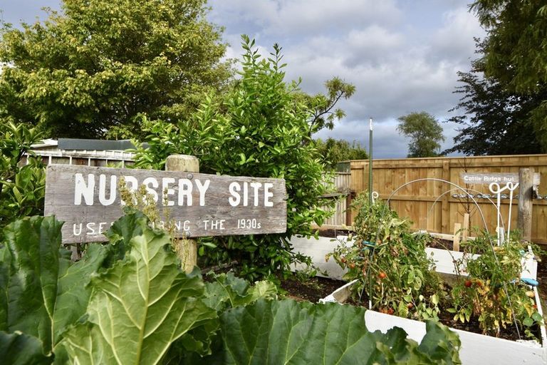 Photo of property in 2 Mckenzie Terrace, Carterton, 5713