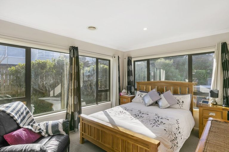 Photo of property in 5 Dress Circle, Newlands, Wellington, 6037