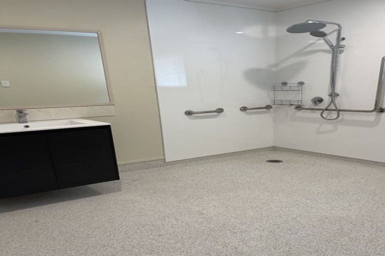 Photo of property in 2/212 Te Atatu Road, Te Atatu South, Auckland, 0610