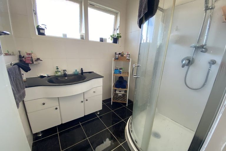 Photo of property in 38 Buscomb Avenue, Henderson, Auckland, 0610