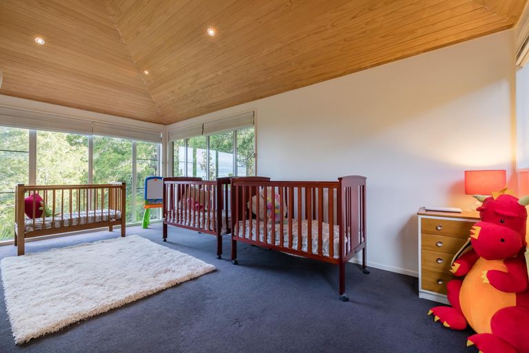 Photo of property in 412 Scenic Drive, Waiatarua, Auckland, 0612