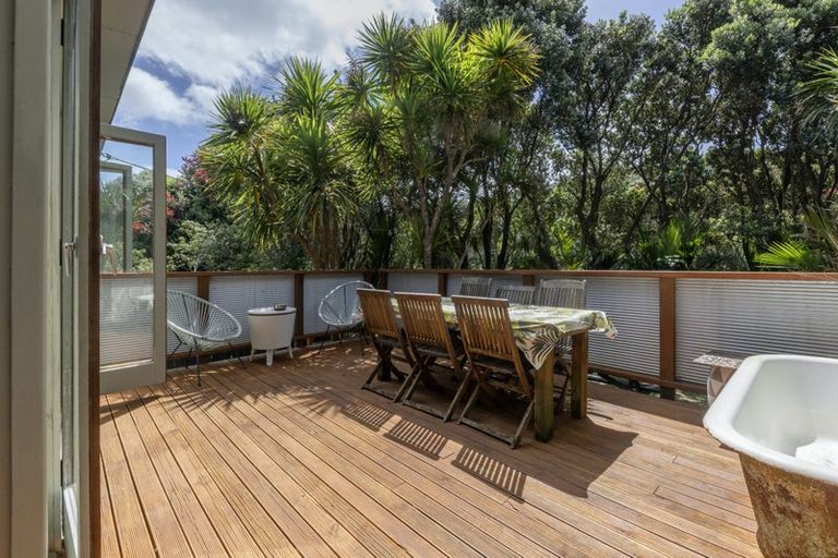 Photo of property in 33 Glenesk Road, Piha, New Lynn, 0772