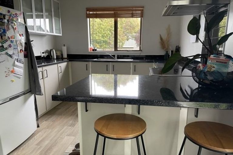 Photo of property in 2/4 Colonial Place, Kelvin Grove, Palmerston North, 4414