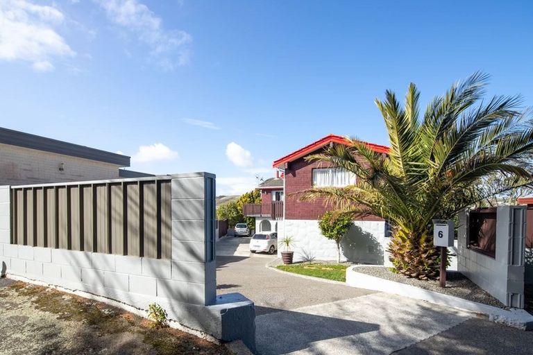 Photo of property in 6 Tree Top Lane, Paparangi, Wellington, 6037